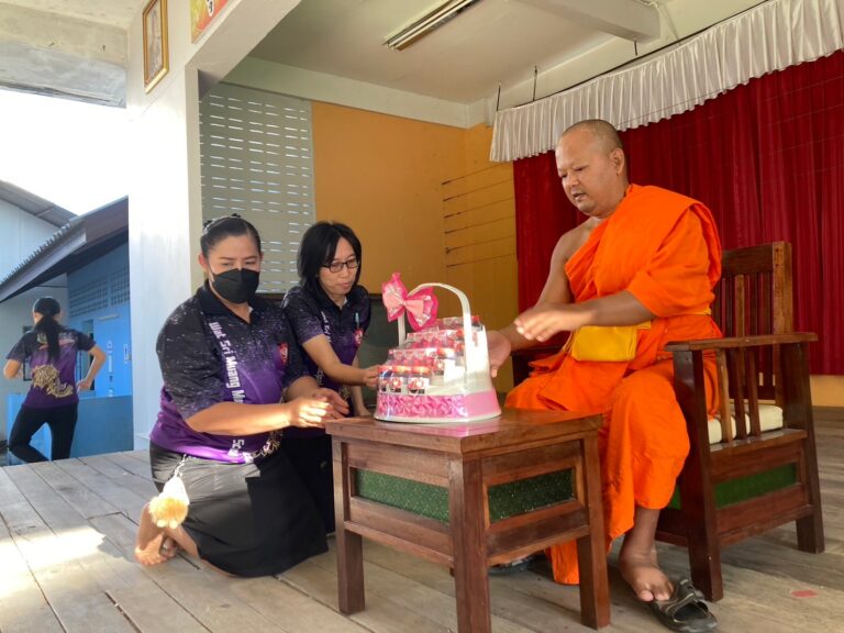 เจ้าอาวาสวัดศรีเมือง ให้พรแก่คณะผู้บริหาร คณะครู บุคลากรทางการศึกษา และนักเรียนโรงเรียนเทศบาล ๑ วัดศรีเมือง เนื่องในวันขึ้นปีใหม่ 2567