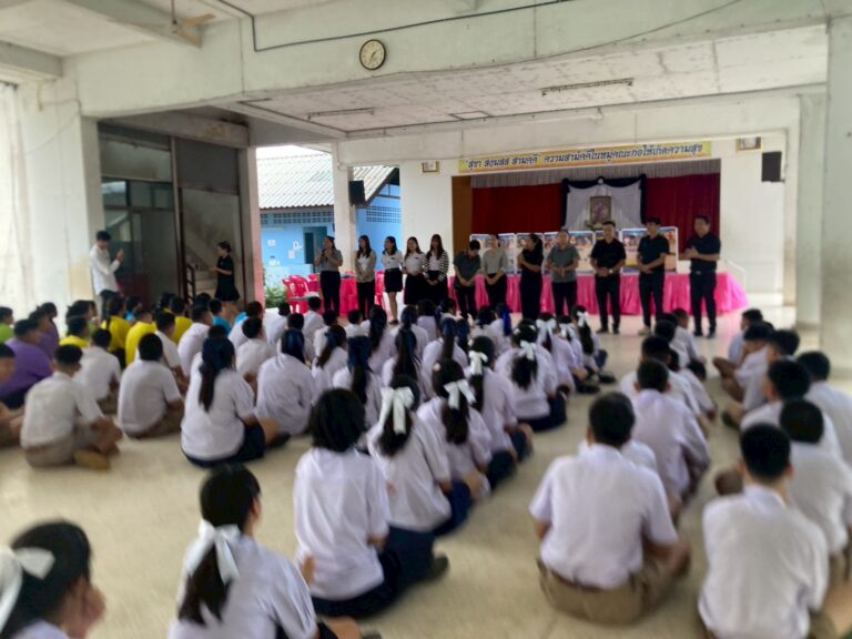 กิจกรรมการเรียนรู้วิธีการประดิษฐ์โบไว้อาลัยให้กับนักเรียนชั้นมัธยมศึกษาปี 1-3
